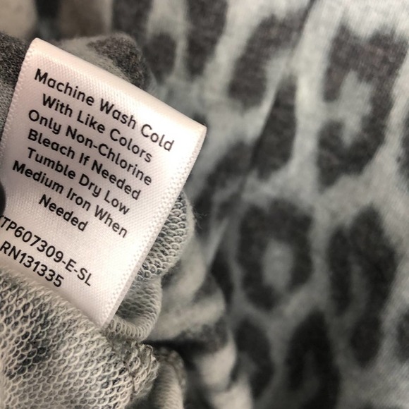 Peyton Jensen Gray Leopard Print Top (S) - Picture 7 of 7